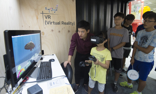 미래창조과학부가 주최하고 한국과학창의재단이 주관하는 제20회 대한민국 과학창의축전이 4일 서울 삼성동 코엑스에서 개최됐다. 이날 참석한 한 어린이가 가상현실(VR)을 체험하고 있다.  유동일기자 eddieyou@